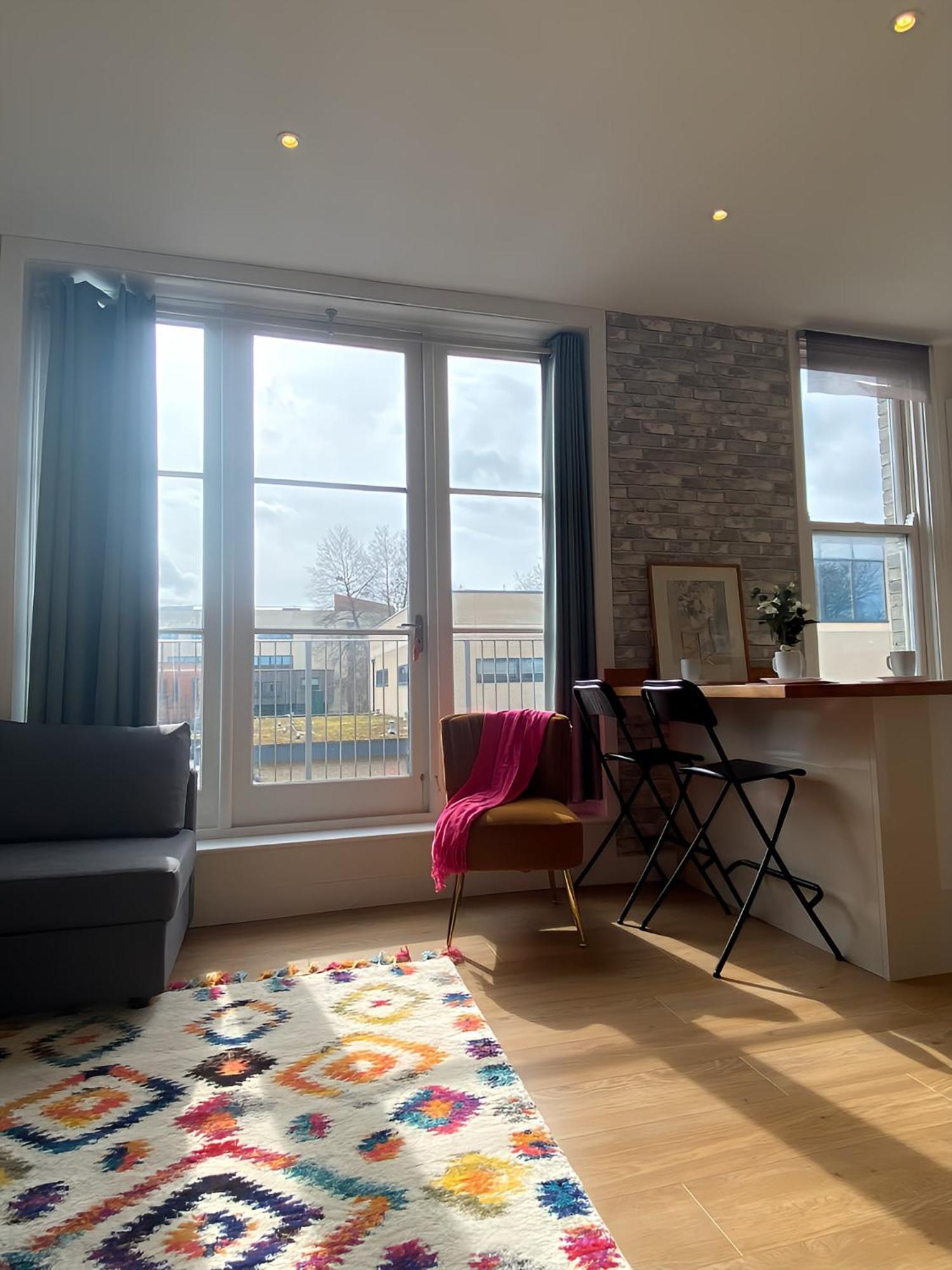Diamond 2br Apartment-central-parking-walk To City & Train Station *