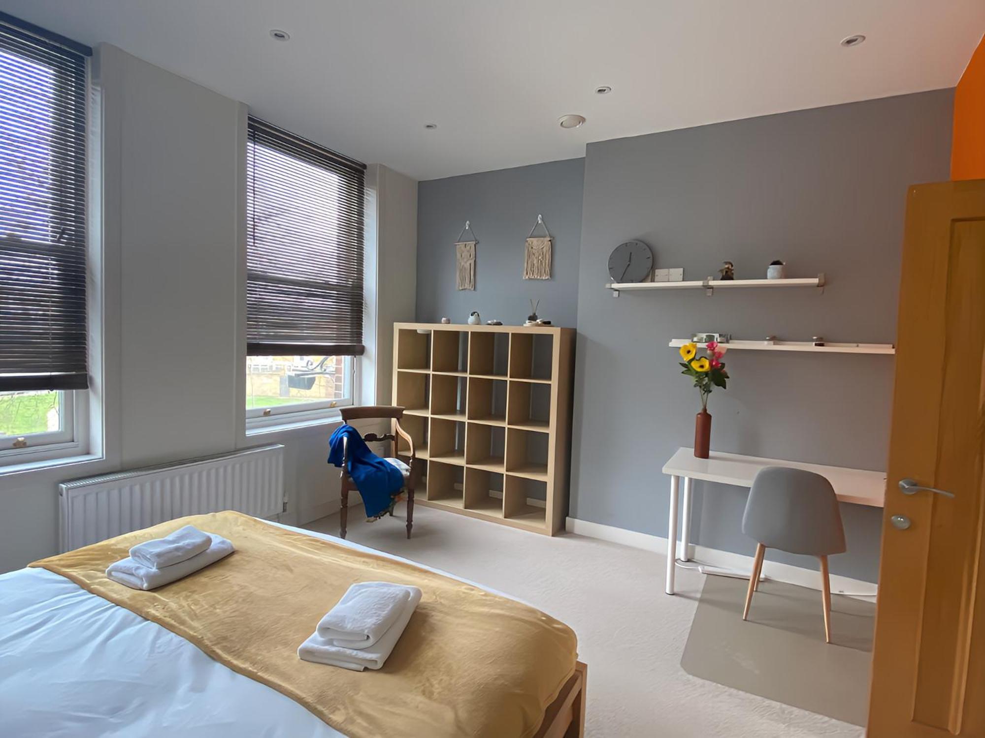 Diamond 2br Apartment-central-parking-walk To City & Train Station Apartment