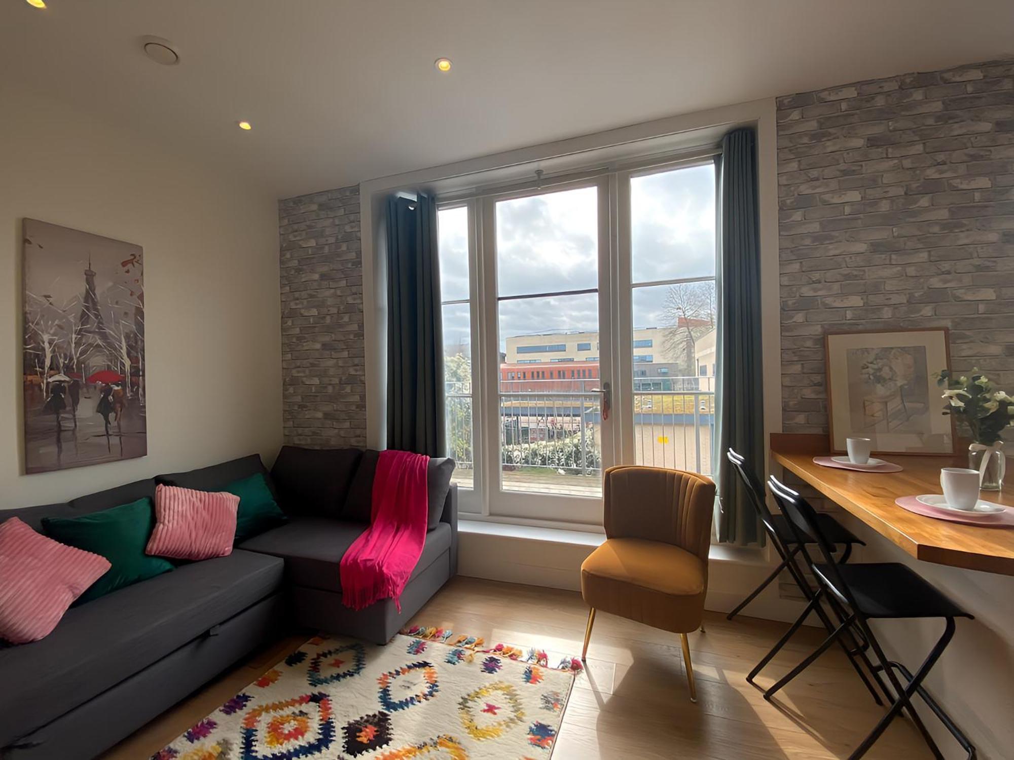 Diamond 2br Apartment-central-parking-walk To City & Train Station Apartment *