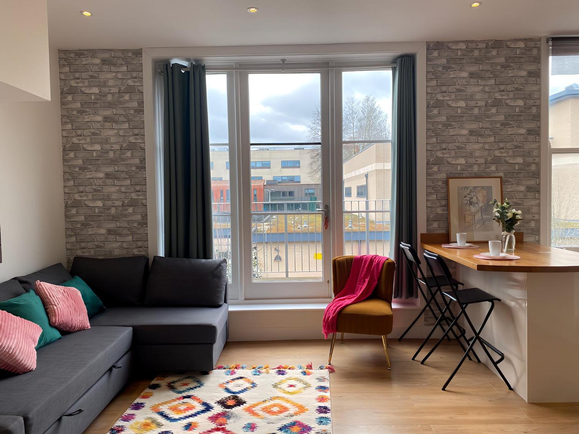 Diamond 2br Apartment-central-parking-walk To City & Train Station Apartment *